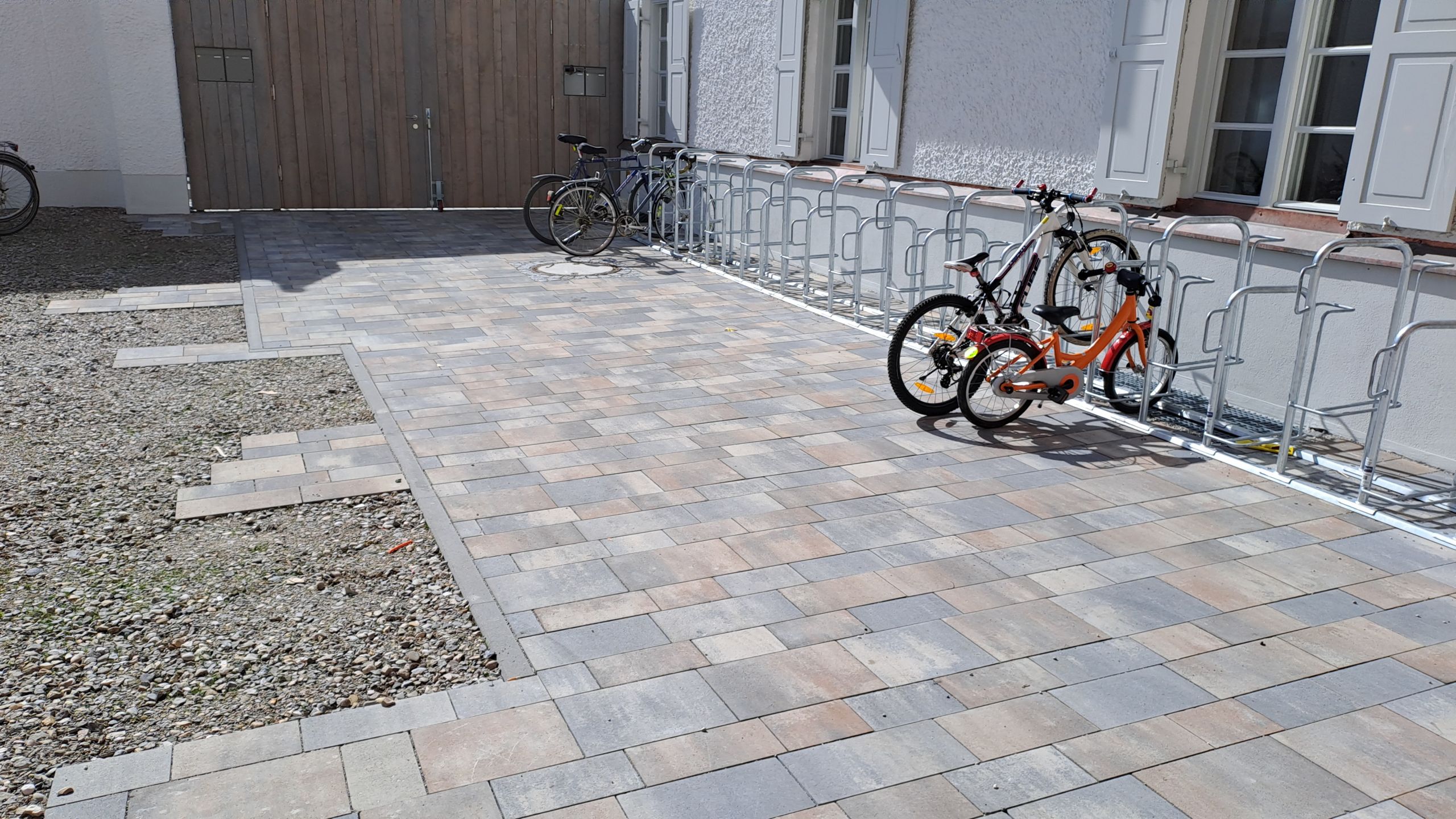 Betonpflaster Muschelkalk Laufverband und Fahrradständer verzinkt