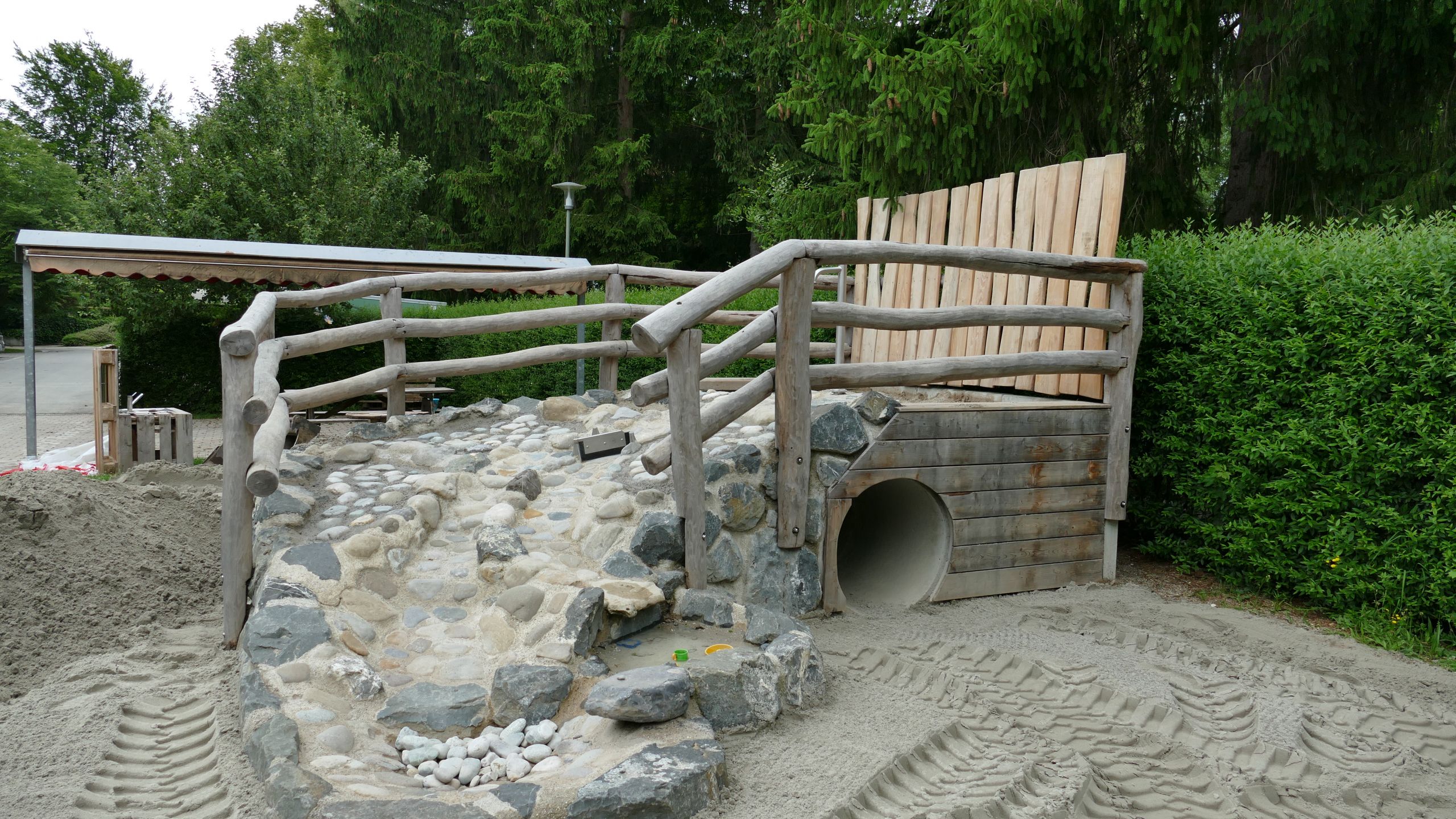 Sand-Wasser-Tunnel Spielhügel - selbstgeplant und gebaut
